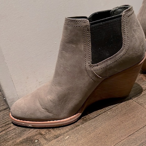 Cole Haan Balthasar Nubuck Bootie
In Greystone 5.5 - Picture 4 of 6